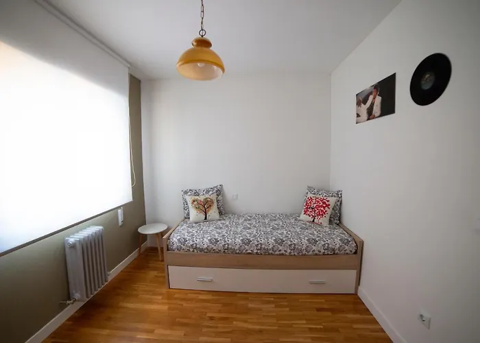 Atico En La Plaza De Con Garaje Apartman